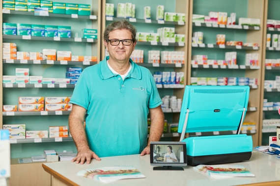 Hier sehen Sie Matthias Butz hinter der Verkaufstheke in der Apotheke Butz Friolzheim stehen.